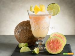 Cocktail lacroix con guava e ananas, un drink rinfrescante