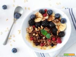 Porridge al cacao con frutta fresca e noci