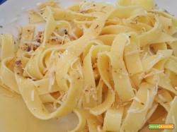 Tagliatelle fatte in casa con ricotta affumicata