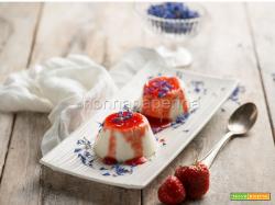 Panna cotta alle fragole e fiordalisi, un dessert elegante