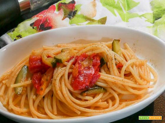 Spaghetti veloci con pomodorini freschi e zucchine