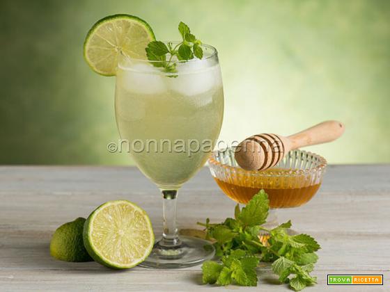 Bevanda alla melissa, un cocktail analcolico per tutti
