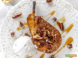 Pere al forno con cannella, noci pecan e sciroppo d'acero