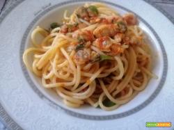 Spaghetti al sugo di pomodoro con vongole