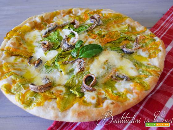 Pizza bianca con fiori di zucca e acciughe