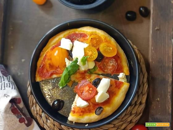 Pizza con pomodorini gialli,rossi, mozzarella di bufala e olive nere