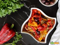 Peperonata con peperoni cotti nella friggitrice ad aria