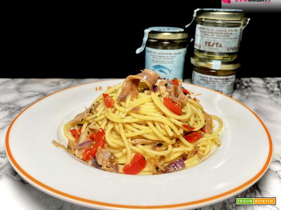 Spaghetti al tonno rosso con peperoni e acciughe