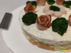 Cheesecake salata con roselline di affettati e broccoli
