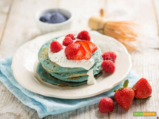 Pancakes al tè matcha blu e verde per una colazione colorata
