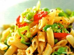 Penne ai piselli, sesamo e peperoncino