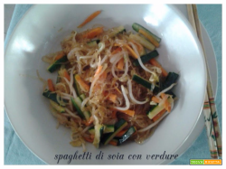 Spaghetti di soia con verdure