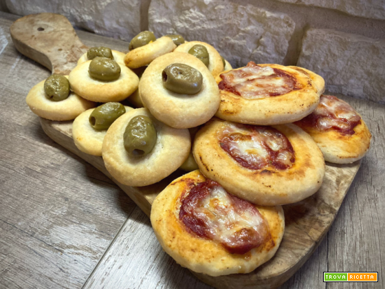 Pizzette fatte in casa: la ricetta perfetta per antipasti e merende