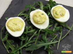 Uova sode ripiene di salsa tartara