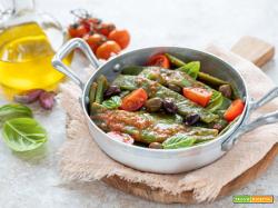Taccole in padella con pomodori e olive