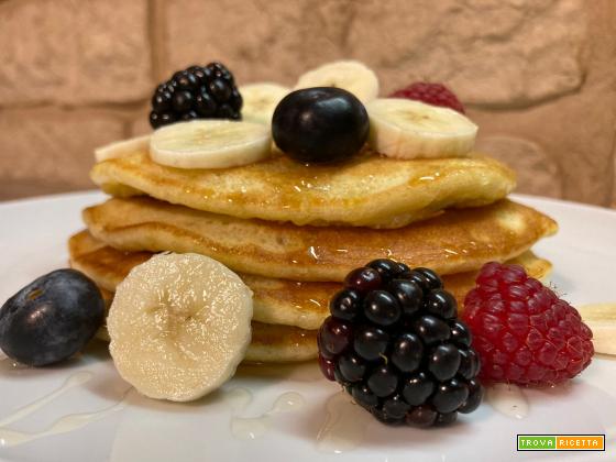 Pancake alla frutta con miele: ricetta classica fatta in casa
