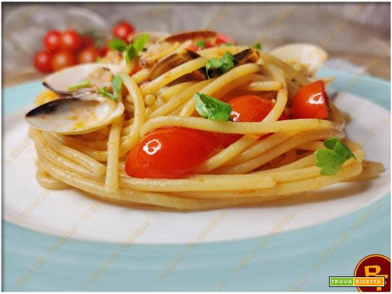 Spaghetti alle vongole e pomodorini crudi