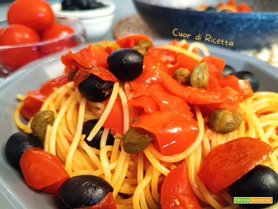 Spaghetti con pomodorini, olive e capperi