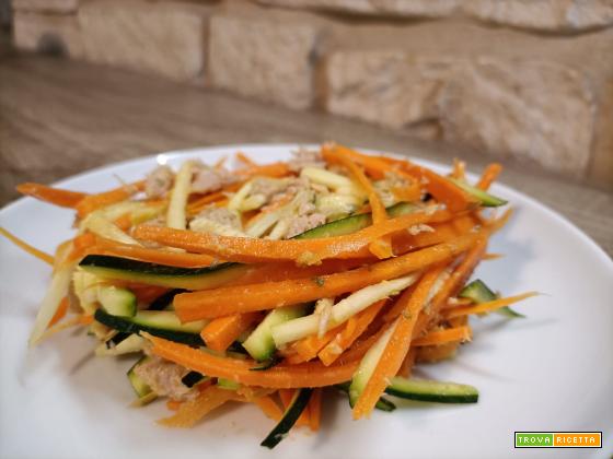 Insalata estiva fresca di verdure con carote, zucchine e tonno