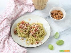 Spaghetti al pesto,  guanciale e scaglie di mandorle