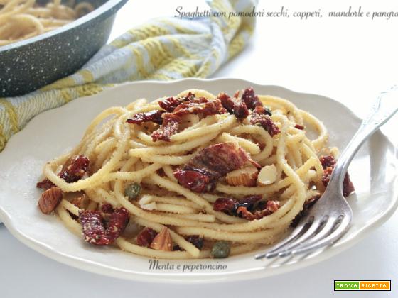 Spaghetti con pomodori secchi, capperi,  mandorle e pangrattato