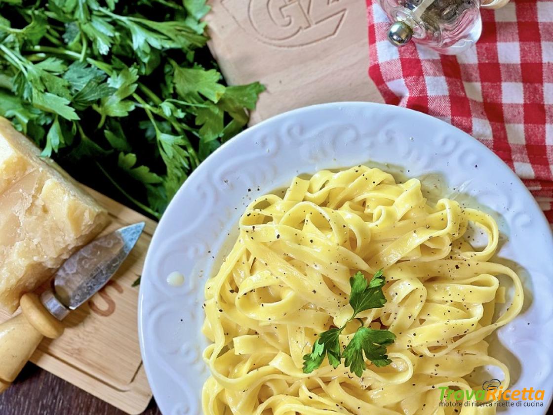 Fettuccine ALFREDO ricetta facile e veloce - Ricetta 