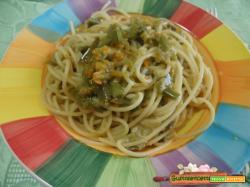 Spaghetti melanzane lunghe verdi e fontina
