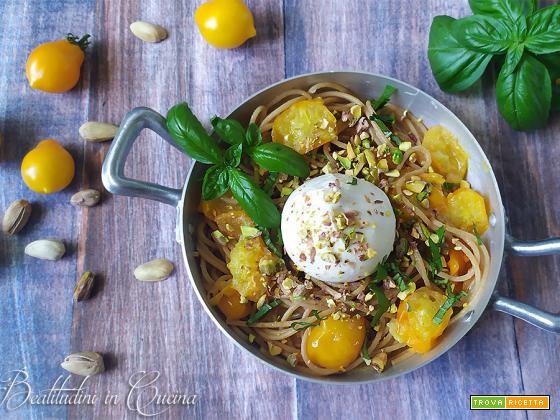 Spaghetti con pomodorini gialli, burrata e pistacchi