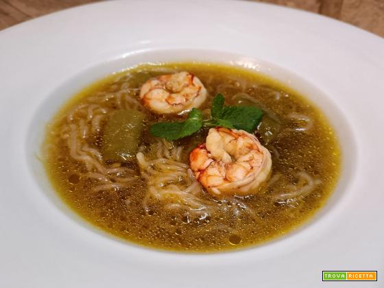 Shirataki in brodo: deliziosa minestra con spaghetti di konjac, gamberi e taccole
