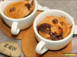 Mug cake ai datteri in friggitrice ad aria