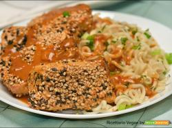 Tofu in crosta di sesamo e salsa di arachidi