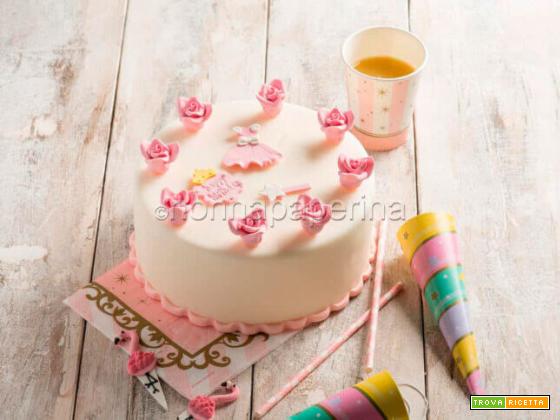 Torta di compleanno per bambine, una delizia in pasta da zucchero