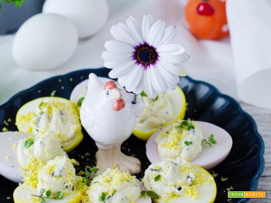Uova sode colorate ripiene con ricotta e olive