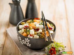 Bowl con feta e quinoa, un’insalata proteica e colorata