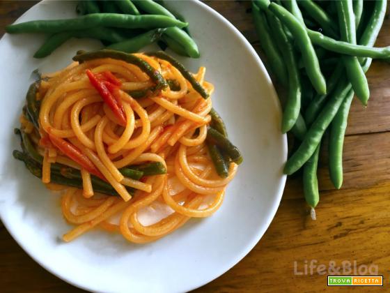 Spaghetti e fagiolini al sugo di pomodoro – ricetta d’estate