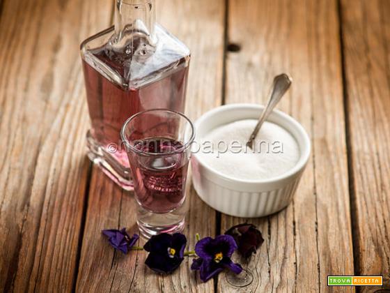 Elisir di viola, una bevanda aromatica e speziata