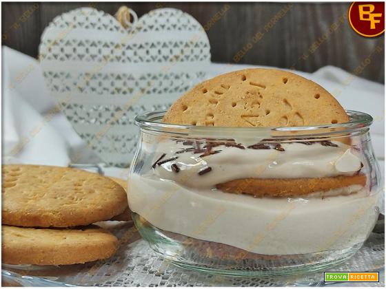 Dessert al cucchiaio con yogurt e biscotti