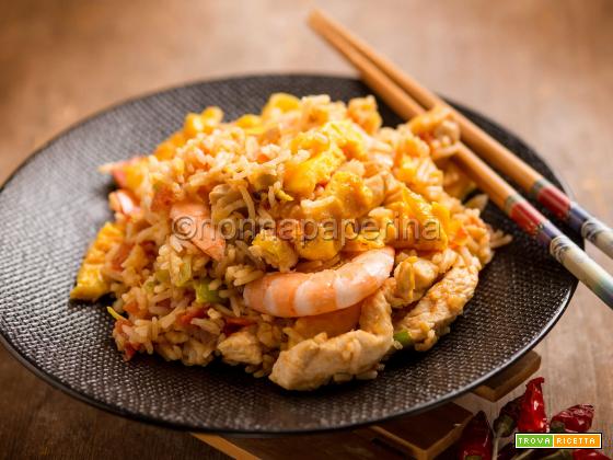Nasi goreng, il riso e pollo della cucina indonesiana