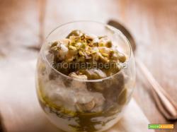 Dolce al cucchiaio con pistacchi, un dessert raffinato