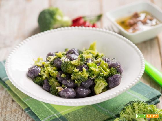 Gnocchi con broccoli e acciughe, un primo leggero e colorato