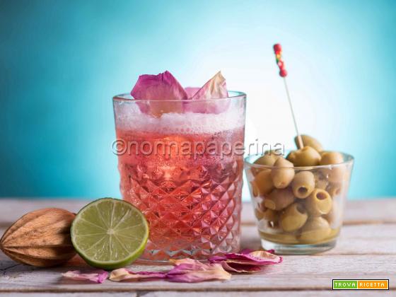 Cocktail rosa, un cocktail alcolico colorato e gustoso