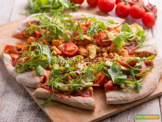 Pizza al pollo con avocado e rucola, una pizza aromatica