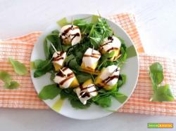 Antipasto con mozzarella, rucola e mango: facile e rapido