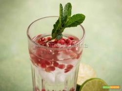 Gin tonic analcolico al melograno, una bevanda rinfrescante