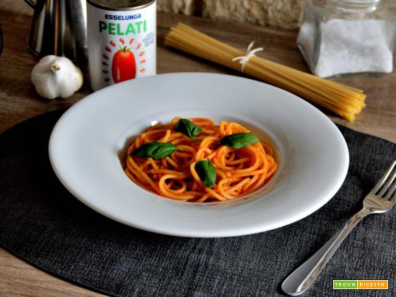 Spaghetti al pomodoro: il piatto simbolo della cucina italiana. Come si fa realmente