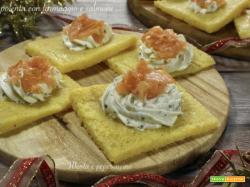 Tartine di polenta con formaggio e salmone