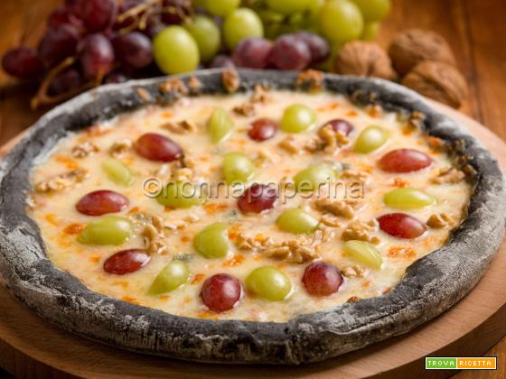 Pizza nera con uva e taleggio, un bel mix di colori e sapori