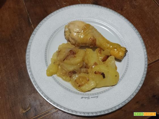 Pollo con patate e cipolla in casseruola