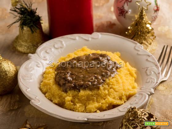 Polenta con ragù di cinghiale, un piatto rustico natalizio
