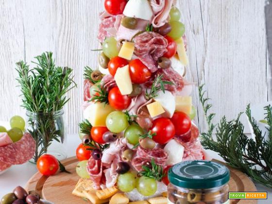 Albero di natale aperitivo con salumi formaggi e olive de Le Conserve Daune